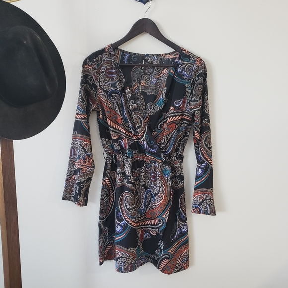 Peppermint Dresses & Skirts - Peppermint paisley v-neck dress